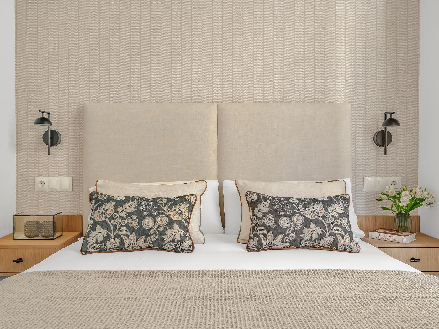 image Minimal Rooms II by ELE Apartments 8