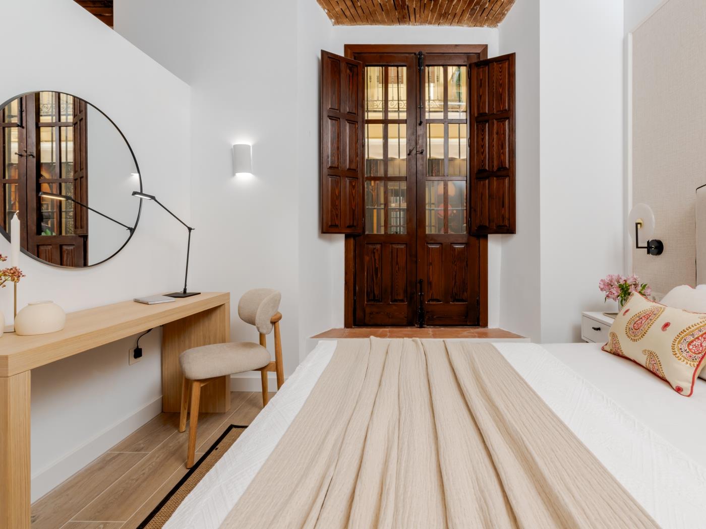 image Minimal Rooms IX by ELE Apartments 8